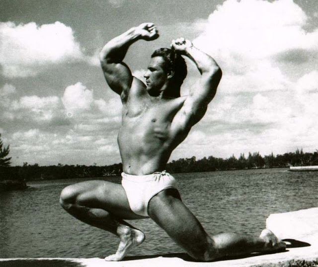 Photo Vintage 1960s - Homme Torse Nu Dans Cuisine - Tirage Original Snapshot - Collection Beefcake